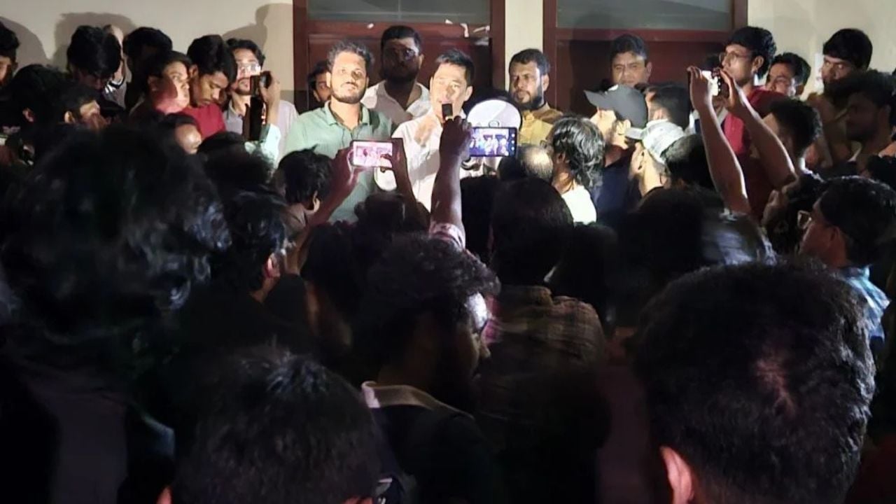 ১৮ ঘণ্টা ধরে অবরুদ্ধ চুয়েটের উপাচার্য