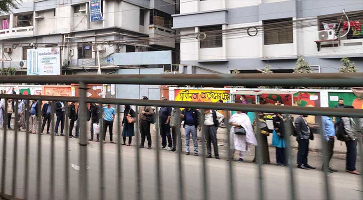 ঢাকার রাস্তায় বাস কম, মানুষের ভোগান্তি