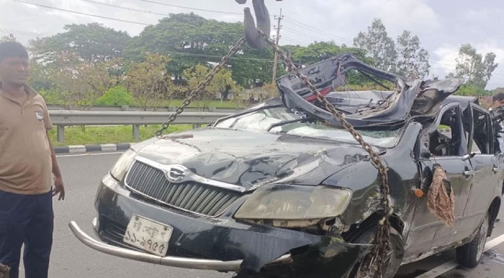 এক্সপ্রেসওয়েতে প্রাইভেটকার উল্টে নিহত ৩