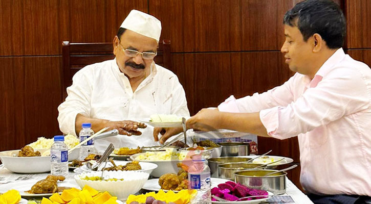 ডিবি কার্যালয়ে গয়েশ্বরকে হারুনের আপ্যায়ন