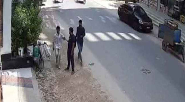 রাজধানীতে দিনেদুপুরে অস্ত্র ঠেকিয়ে ছিনতাই, গ্রেপ্তার চার