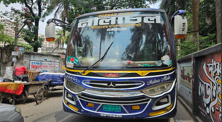শিক্ষার্থীকে ফেলে দেওয়ার অভিযোগে ‘নীলাচল’ পরিবহনের বাস আটক