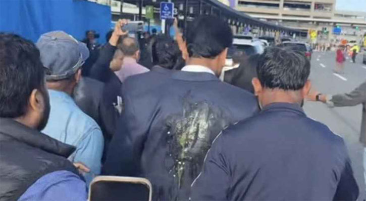 আখতারের ওপর ডিম নিক্ষেপ, যুক্তরাষ্ট্রে মামলা