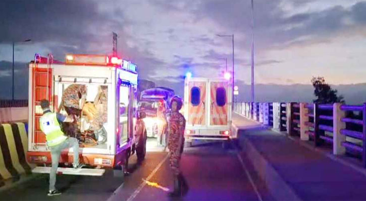 ঢাকা-মাওয়া এপ্রেসওয়েতে বাস-ট্রাক সংঘর্ষে নিহত ৪