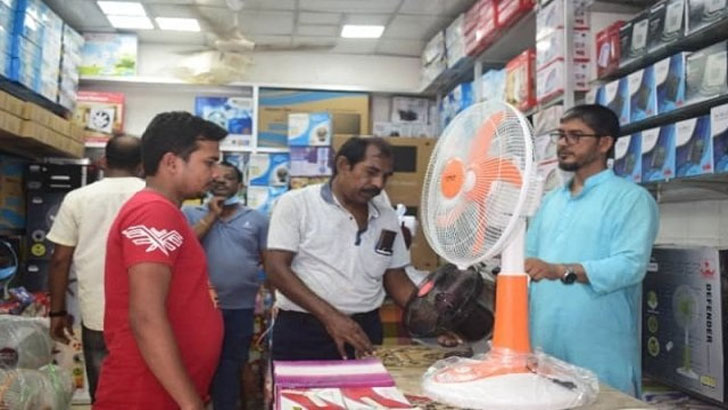 চার্জার লাইট-ফ্যানের বাজারে আগুন