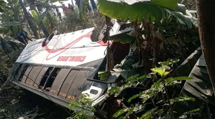 ফরিদপুরে যাত্রীবাহী বাস খাদে পড়ে আহত ১৫