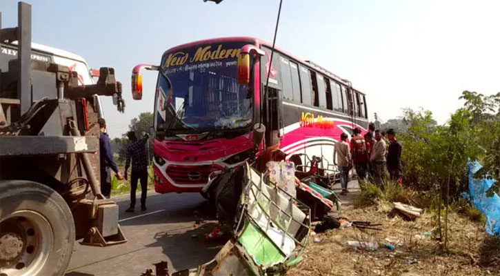 ভাঙ্গায় বাসচাপায় অটোরিকশার ৩ যাত্রী নিহত