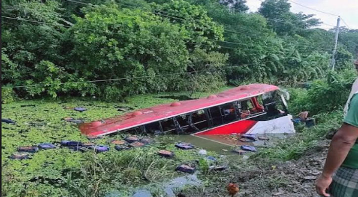 ফরিদপুরে যাত্রীবাহী বাস খাদে, আহত ২৫
