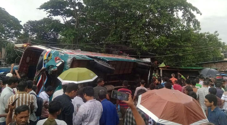 নিয়ন্ত্রণ হারিয়ে বাস উল্টে পড়ল দোকানে, নিহত ৩