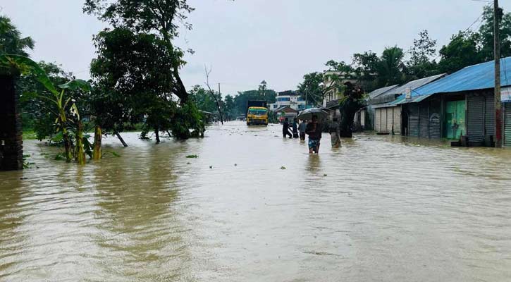 ফেনীতে প্লাবিত হচ্ছে নতুন নতুন এলাকা, সড়ক যোগাযোগ ব্যাহত