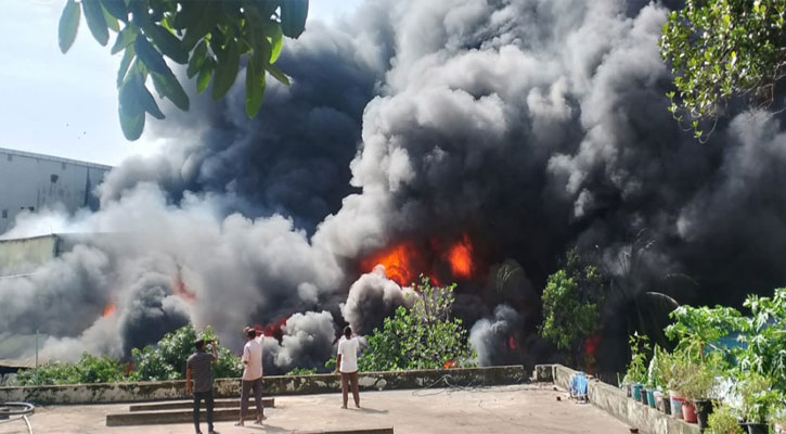 আগুন লেগেছে কর্ণফুলী ইপিজেডে, নিয়ন্ত্রণে ৮ ইউনিট