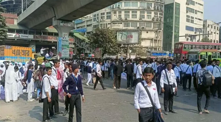 শাহবাগ অবরোধে ৫ কলেজ শিক্ষার্থীরা