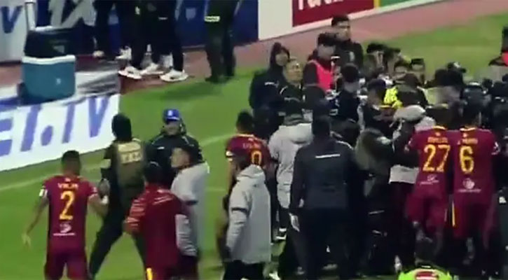 ফুটবলের এক ম্যাচে খেলোয়াড়-স্টাফদের ১৭ লাল কার্ড