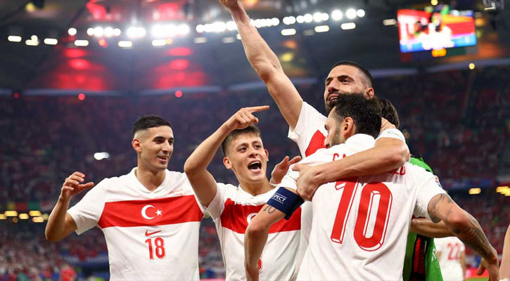 চেকদের ‘চেকমেট’ করে শেষ ষোলোয় তুরস্ক