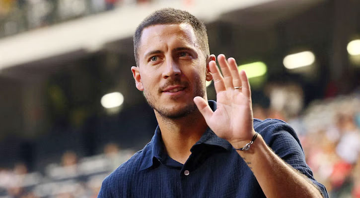 ৩২ বছর বয়সে ফুটবলকে আজারের বিদায়