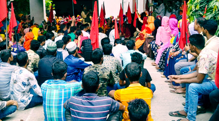 কালবৈশাখী ঝড়েও পাওনা আদায়ে পোশাক শ্রমিকদের বিক্ষোভ 