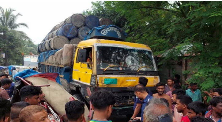 গোবিন্দগঞ্জে ইজিবাইকে ট্রাকের ধাক্কা, নিহত ৩