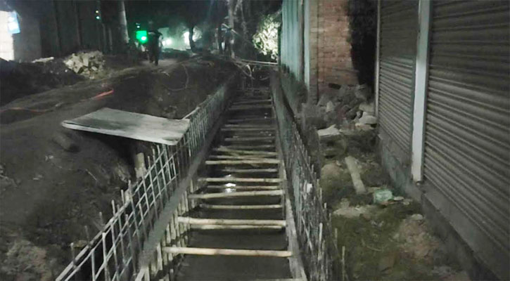 নিয়মের তোয়াক্কা না করেই রাতের আধারে ঢালাই কাজ স্থানীয়দের ক্ষোভ