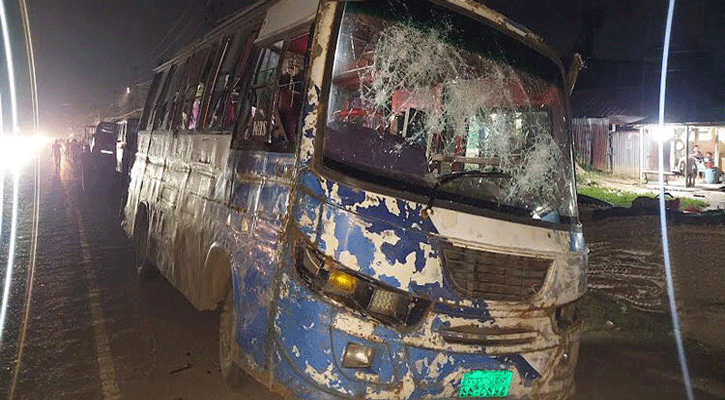 চলন্ত বাস থেকে ধাক্কা দিয়ে ফেলে নারীকে হত্যা