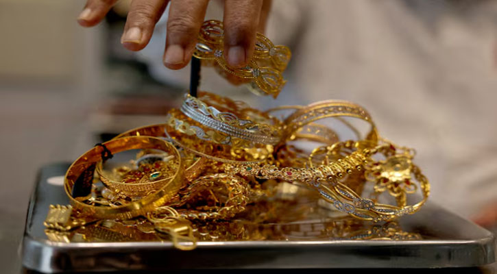 দোলাচলে সোনা