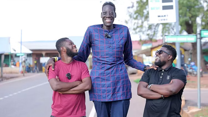 ঘানার সামেদই কি বিশ্বের সবচেয়ে লম্বা মানুষ?