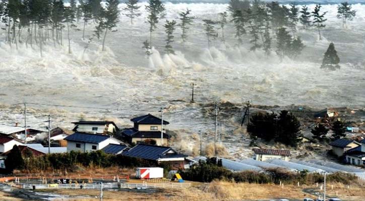 জাপানে সুনামির আঘাত, এগিয়ে আসছে আরও শক্তিশালী ঢেউ