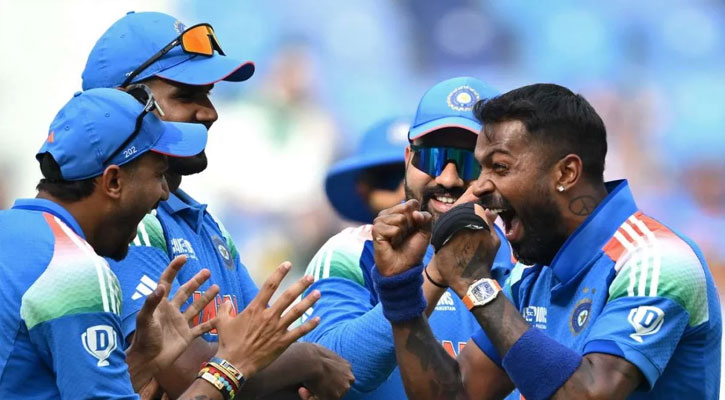 জোড়ায় জোড়ায় উইকেট হারিয়ে ২৪১ রানে অলআউট পাকিস্তান 