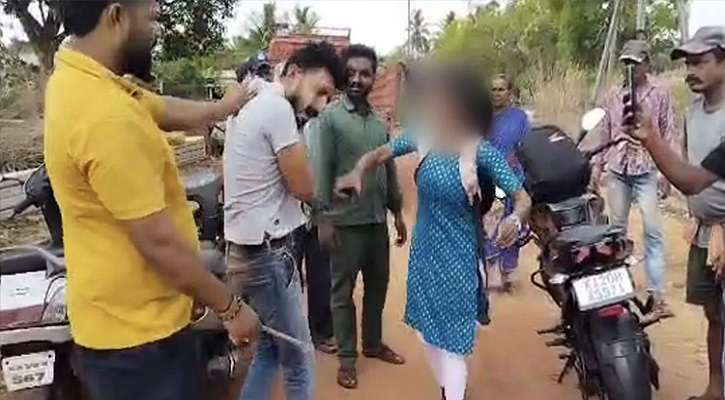 কলেজছাত্রীর পিছু নেওয়ায় যুবককে রাস্তার মধ্যে জুতাপেটা, ভিডিও ভাইরাল