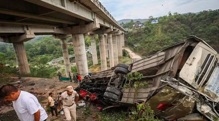 জম্মুতে তীর্থযাত্রীদের নিয়ে বাস খাদে, নিহত ১০