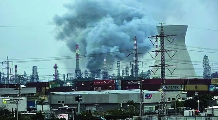 ইরানের হামলায় ইসরাইলের তেল শোধনাগারে আগুন