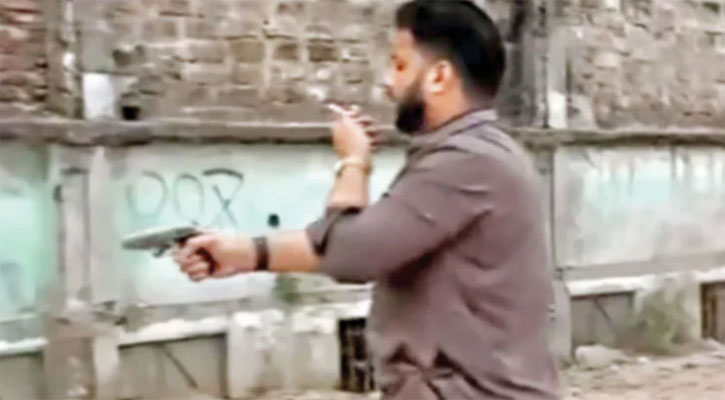 প্রতিমন্ত্রী ইশরাকের হাতে অস্ত্র, তদন্তের নির্দেশ পুলিশের