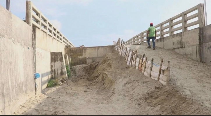 সংযোগ সড়ক নেই ৭ কোটি টাকার সেতুর, উদ্বোধনের আগেই ফাটল-ভাঙন
