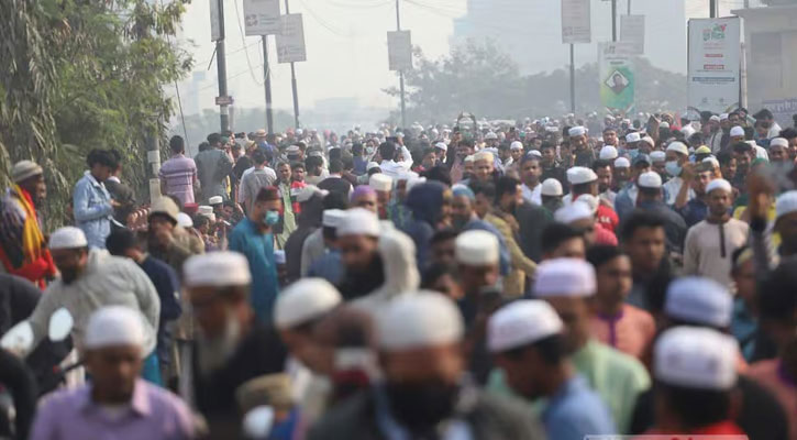 আখেরি মোনাজাত শেষে মানুষের স্রোত, উত্তরামুখী সড়কগুলো বন্ধ