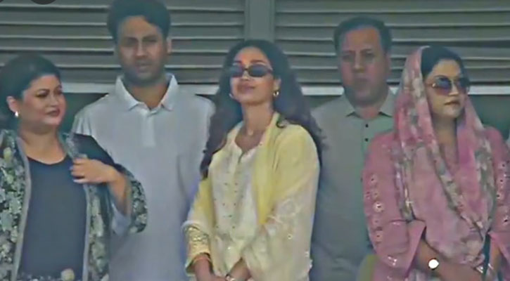 খেলা দেখতে স্টেডিয়ামে প্রধানমন্ত্রী কন্যা