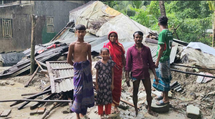 কাঁঠালিয়ায় বৃষ্টিতে ভেঙে গেছে ঘর, গৃহহীন হতদরিদ্র পরিবার