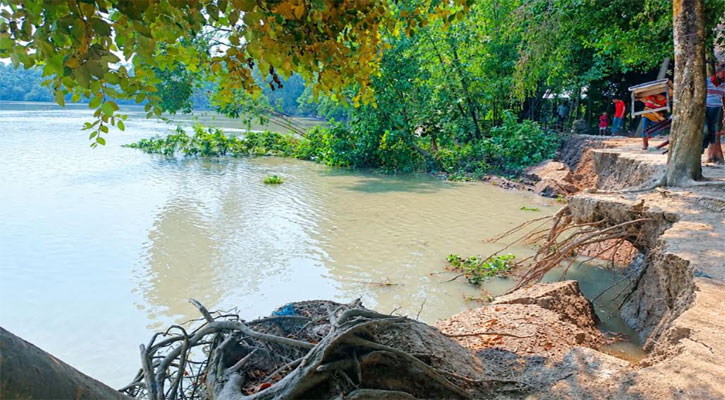 খায়রাবাদ নদীর ভাঙনে বিলীন শতাধিক বসতবাড়ি