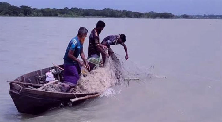 ইলিশ ধরায় নিষেধাজ্ঞা: ঝালকাঠিতে চাল পাননি ৩২৯৪ জেলে