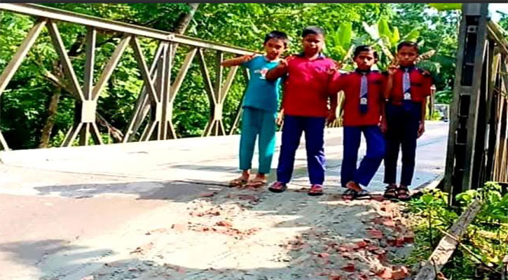 সড়কের গর্তে লাল নিশানা, প্রশংসায় ভাসছে ক্ষুদে শিক্ষার্থীরা