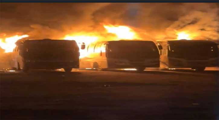 ঝিনাইদহ টার্মিনালে মধ্যরাতে ৩ বাসে আগুন