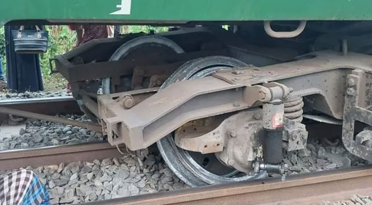 জয়পুরহাটে ট্রেন লাইনচ্যুত, ঢাকার সঙ্গে উত্তরবঙ্গের রেল যোগাযোগ বন্ধ