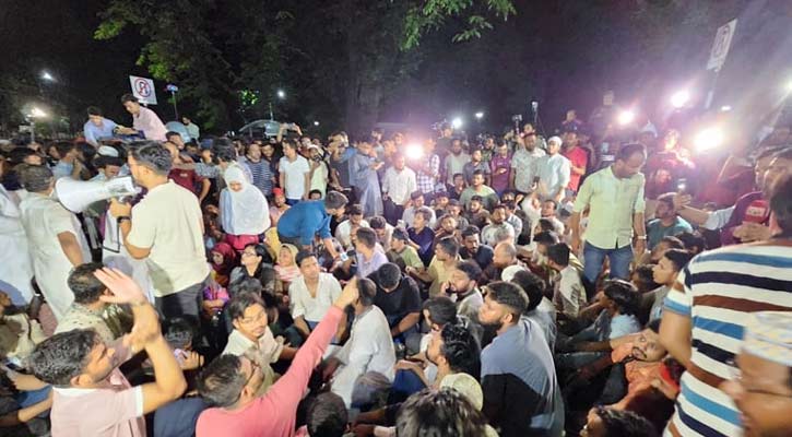 সকালেও বিক্ষোভ চলছে যমুনার সামনে