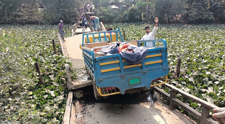 ব্রিজ ভেঙে পড়ায় চরম ভোগান্তিতে পর্যটকসহ হাজারো মানুষ