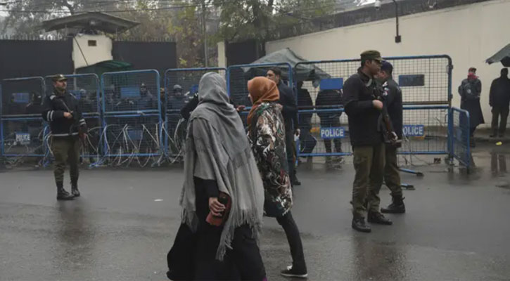 করাচিতে মার্কিন দূতাবাসে হামলা, নিহত ৯