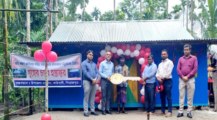 ভারী বর্ষণে ক্ষতিগ্রস্ত পরিবারের কাছে নতুন ঘরের চাবি হস্তান্তর