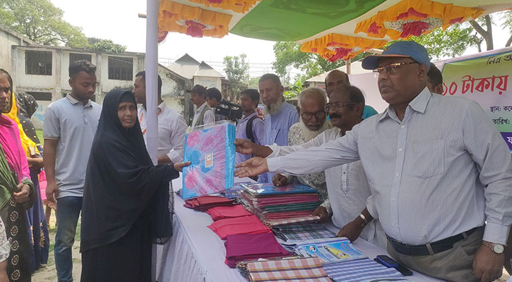 কুড়িগ্রামে ১০ টাকার শাড়ি লুঙ্গী পেলেন হত দরিদ্ররা
