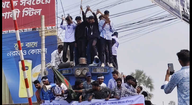 কুষ্টিয়া পলিটেকনিক শিক্ষার্থীদের ট্রেন আটকে বিক্ষোভ 