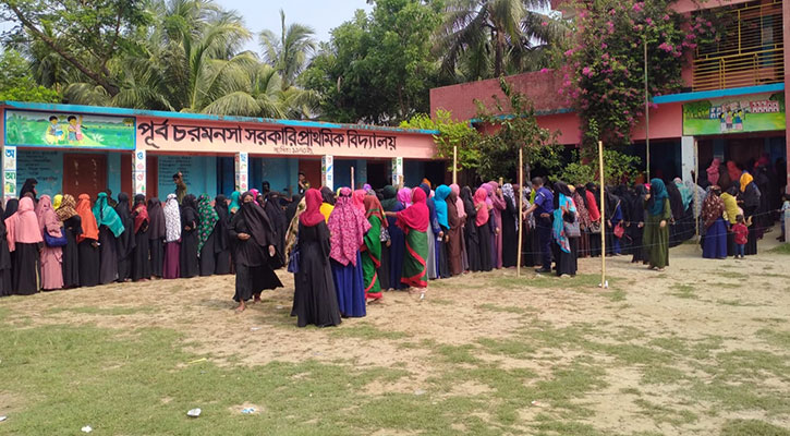 লক্ষ্মীপুরে পাঁচ ইউপিতে ভোটগ্রহণ চলছে