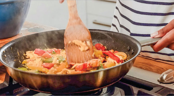 কড়াইয়ে খাবার লাগছে?