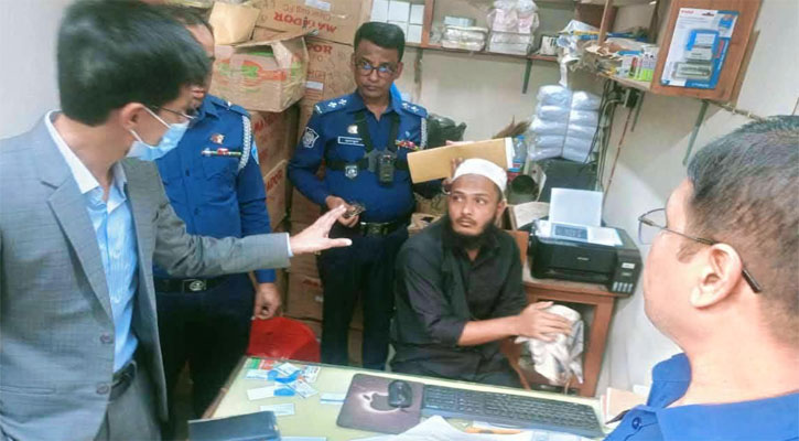 লক্ষ্মীপুরে ভোটের ৬ সিলসহ ব্যবসায়ী আটক 