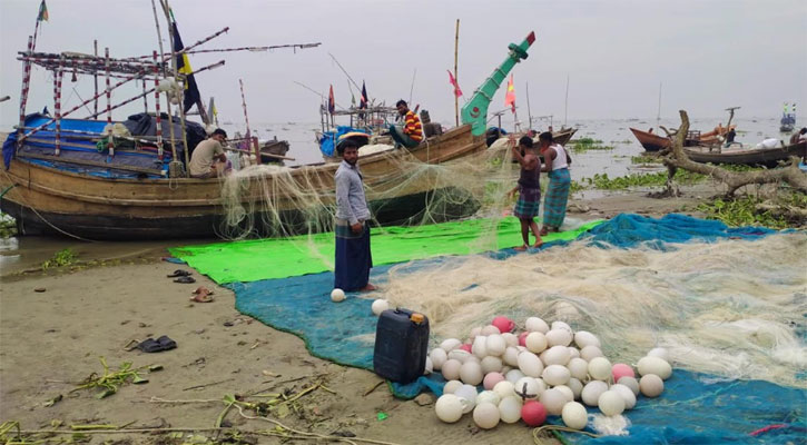 নদীতে মিলছে না কাঙ্ক্ষিত ইলিশ, হতাশ জেলেরা